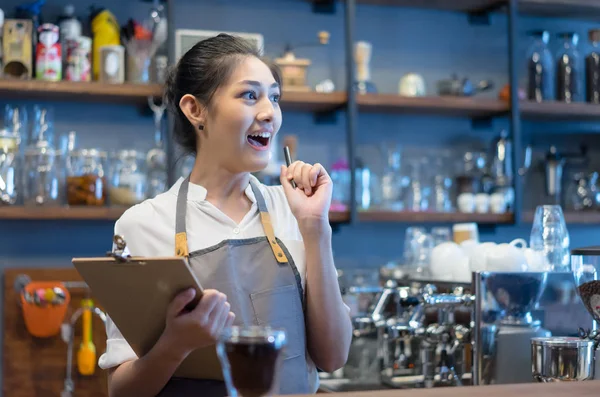 Joven asiática mujer barista tienda propietario, usando delantal feliz y su —  Fotos de Stock
