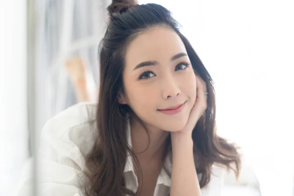 Beyaz yatıyor ilham beyaz Asyalı Bayan portre closeup — Stok fotoğraf