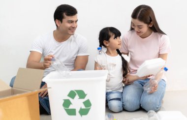 Doğayı önemsiyorum. Gülümseyen çok ırklı aile kardeş sahip 