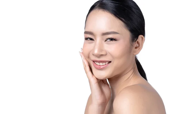 Vista lateral de hermosa mujer asiática sonriente con la piel de belleza sanar — Foto de Stock