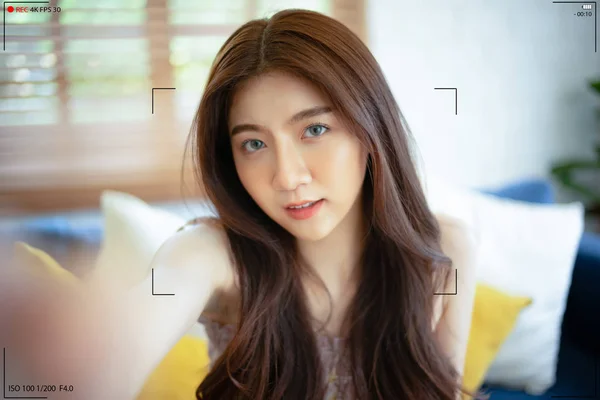 Genç Asya güzel kadın smilling ve tak Closeup portre — Stok fotoğraf