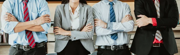 Imagen de pancarta panorámica de un equipo empresarial creativo de pie con — Foto de Stock