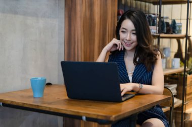 Güzel Asyalı kız projenin bir plan çalışma ve gebe