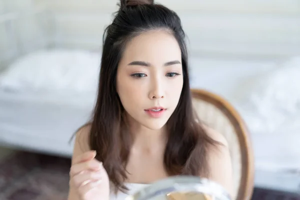 Mladá krásná asijská žena s čerstvým zdravou pletí při pohledu na — Stock fotografie