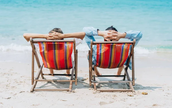 Šťastný pár má romantickou chvilku, zatímco sedí na palubě Cha — Stock fotografie