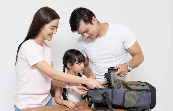 Família multiétnica feliz ajudando filha preparando saco de escola g — Fotografia de Stock