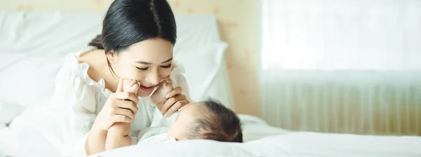 Panoramische Bannerafbeelding van zijaanzicht van een jonge Aziatische moeder hand — Stockfoto