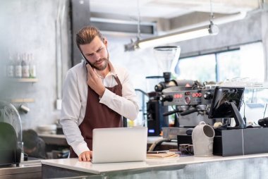 Ciddi endişeli barista adam cep telefonu c bir çağrı alarak