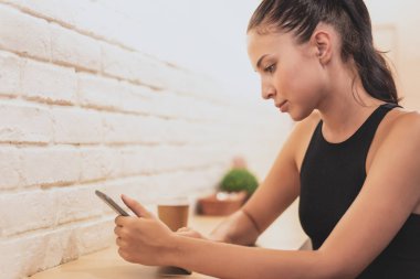 Cep telefonu wh metin mesajı okuma güzel kadın Portresi