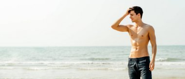 Clo ile seksi kaslı adam portresi Panoramik afiş görüntü