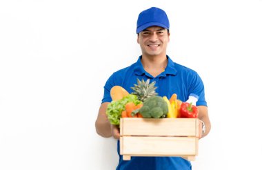 Mavi üniformalı yakışıklı Kafkas bakkal teslimat kurye adam 