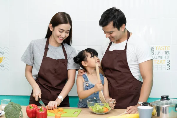 Aliments sains à la maison. Bonne famille multiethnique Maman, papa et daug — Photo