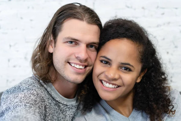 Retrato de jovem casal multiétnico estão abraçando e desfrutando de sp — Fotografia de Stock
