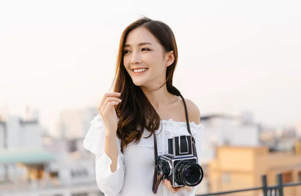 Пришел портрет молодой азиатки-модели с ретро-фильмом — стоковое фото