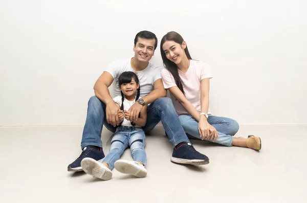 Pai, mãe e filha gira. Multietni bonito e feliz — Fotografia de Stock