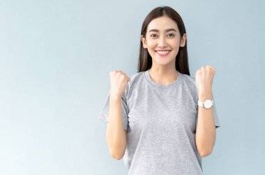 Mutlu genç Asyalı kız başarısını kutluyor, elleri sıkmak tutar