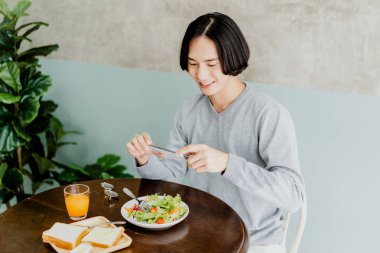 Genç Asyalı adam t sahip olmadan önce cep telefonu ile bir resim çekmek