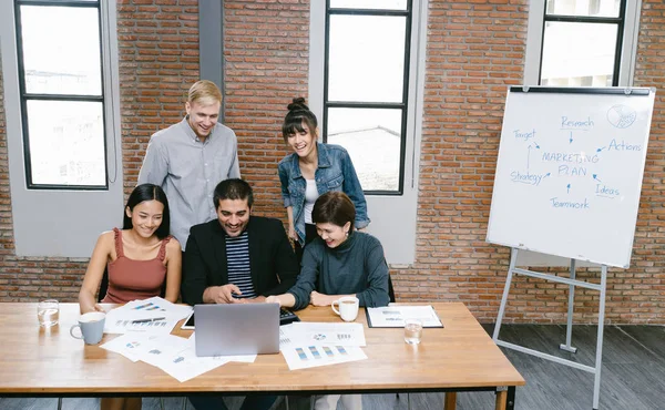 Modern Board'da yeni başlangıç projesi ile genç girişimci çalışıyor