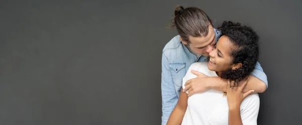 甘いカップルが抱きしめてキスするパノラマバナー画像 — ストック写真