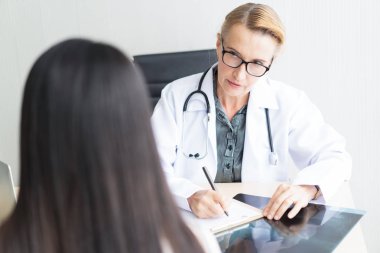 Veranda ile tartışırken kıdemli kadın doktor danışmanlık Portresi