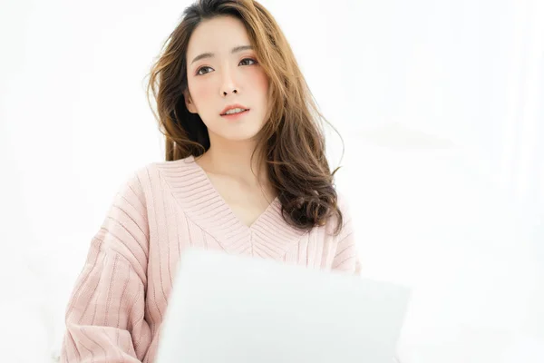 Portrait de jeune femme asiatique en tricot chaud rose vêtements sitti — Photo