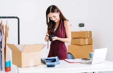 Güzel Genç Freelancer Asya Woman ürünün resim çekmek