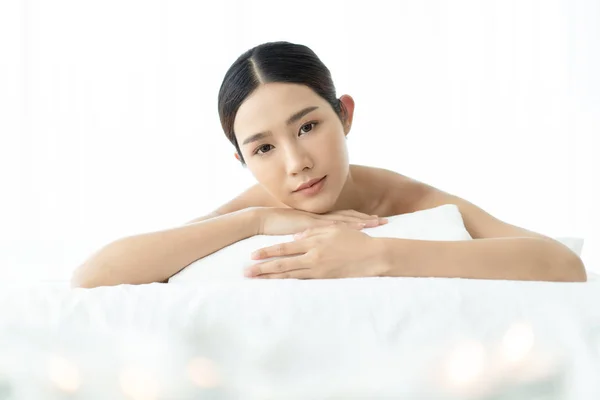 Schöne junge asiatische Frau liegend auf Massagebetten bei Luxus — Stockfoto