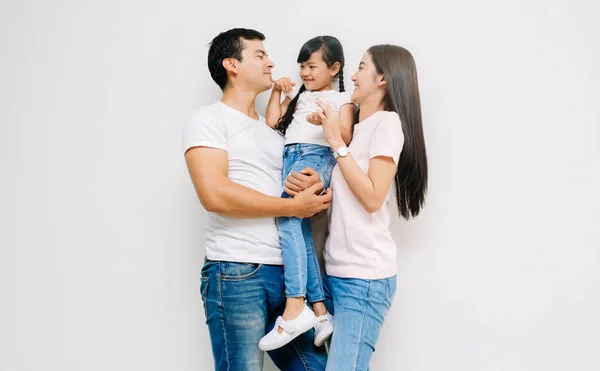Porträtt av lycklig asiatisk familj med dotter, retas pappa och Mo — Stockfoto