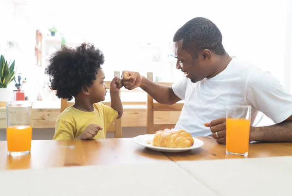 一緒にテーブルの上で朝食を食べながら 幸せな笑顔アフリカ系アメリカ人の家族の拳バンピング 家族は食事を楽しむ 幸せな父の日 — ストック写真