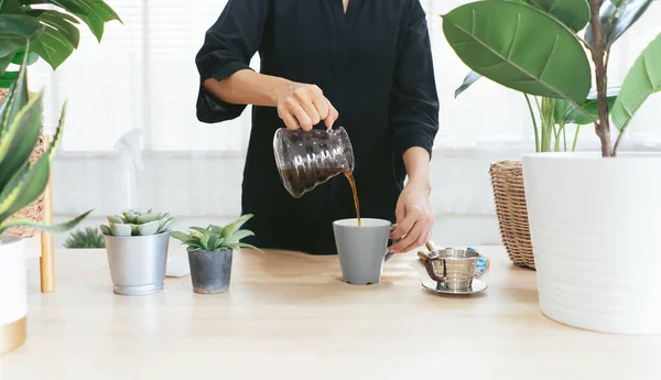 Eine Gewöhnliche Frau Kocht Tropfenweise Kaffee Und Verpflanzt Bei Sich — Stockfoto