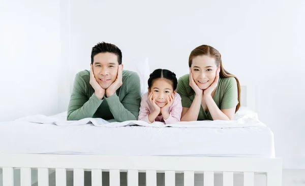 Asyalı Mutlu Bir Ailenin Portresi Beyaz Yatakta Uzanmış Çene Altında — Stok fotoğraf