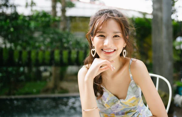 Retrato Una Joven Asiática Hermosa Mujer Oliendo Con Mano Barbilla — Foto de Stock