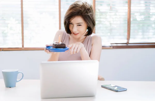 Счастливая Красивая Азиатская Женщина Отмечала День Рождения Дома Тортом Интернете — стоковое фото