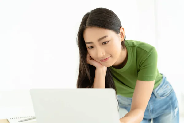 Feliz Joven Asiática Mujer Pie Cerca Escritorio Uso Computadora Portátil —  Fotos de Stock