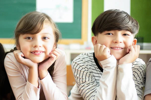 Volta Para Escola Retrato Crianças Felizes Sentadas Mesa Segurando Mão — Fotografia de Stock