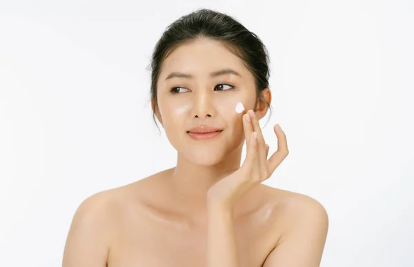 Hermosa Mujer Asiática Joven Con Hombros Desnudos Está Aplicando Crema — Foto de Stock