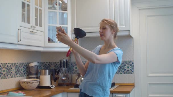 Kobieta z przepychaczem w rękach robi sobie selfie — Wideo stockowe