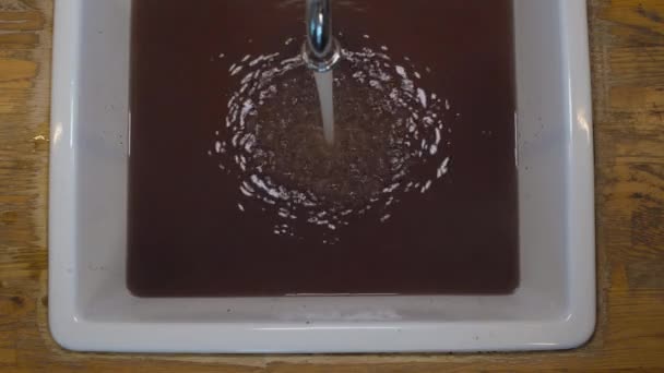 Засорившаяся вода на кухне — стоковое видео