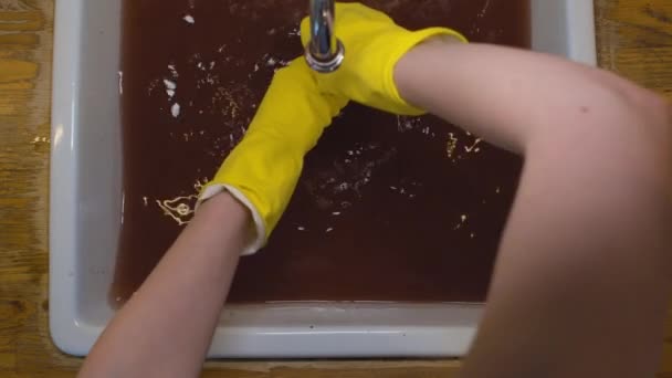 Γυναικεία χέρια καθαρίζουν ένα μπλοκάρισμα στο νεροχύτη της κουζίνας — Αρχείο Βίντεο