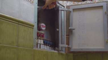 Apartmanda suyu engelleyen bir işçinin eli