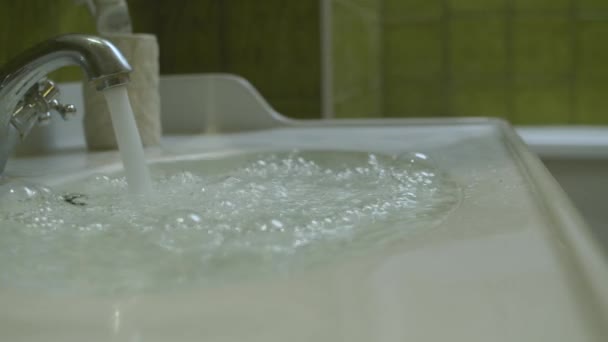 Vatten som rinner i vasken — Stockvideo