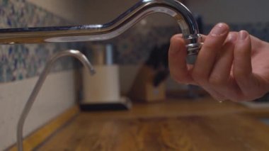 Mutfak musluğunda erkek eli vida filtresi