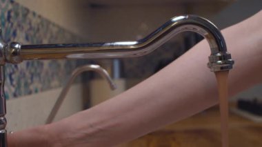 Erkek el onarımdan sonra muslukta su açıyor.
