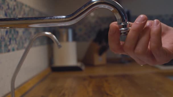 Фильтр для ручного вкручивания на кухонном кране — стоковое видео