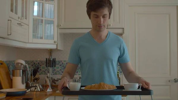 Joven Llevando Bandeja Desayuno Hay Plato Con Croissant Taza Café — Foto de Stock