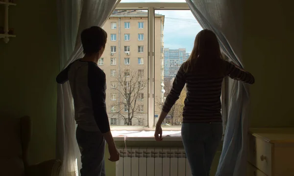 Silueta Pareja Abriendo Ventana Familia Deja Entrar Luz Una Habitación Fotos De Stock