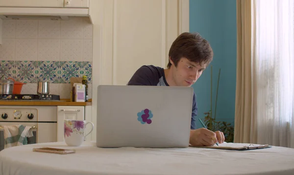 Retrato Joven Que Trabaja Desde Casa Portátil Cocina Vida Familiar — Foto de Stock