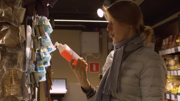 Mujer Bastante Joven Eligiendo Cosméticos Supermercado Toma Botellas Cosméticos Estante — Foto de Stock