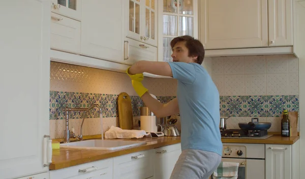 Joven Hombre Feliz Limpiando Cocina Lava Armario Vida Cotidiana Doméstica — Foto de Stock