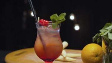 Hazır çilek sapanı kokteylini kapat..